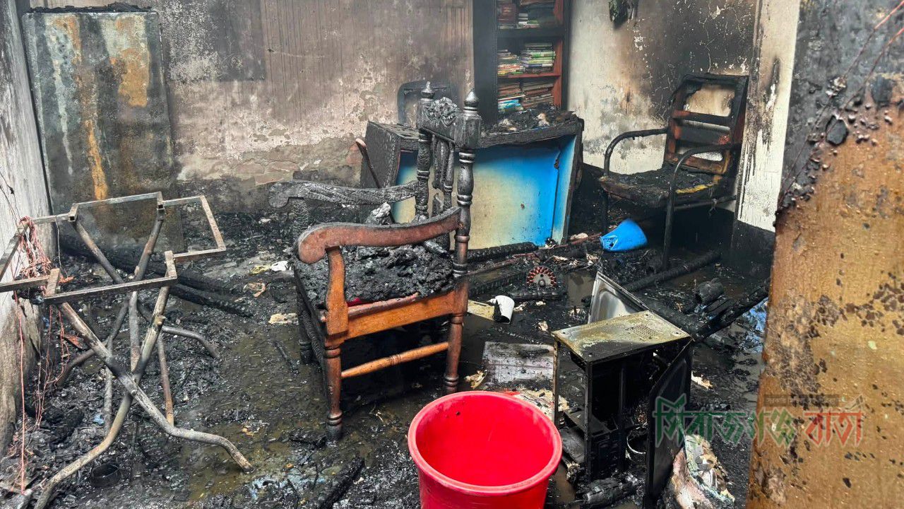 তাড়াশে আগুনে পুড়ে বসতবাড়ি ভস্মীভূত