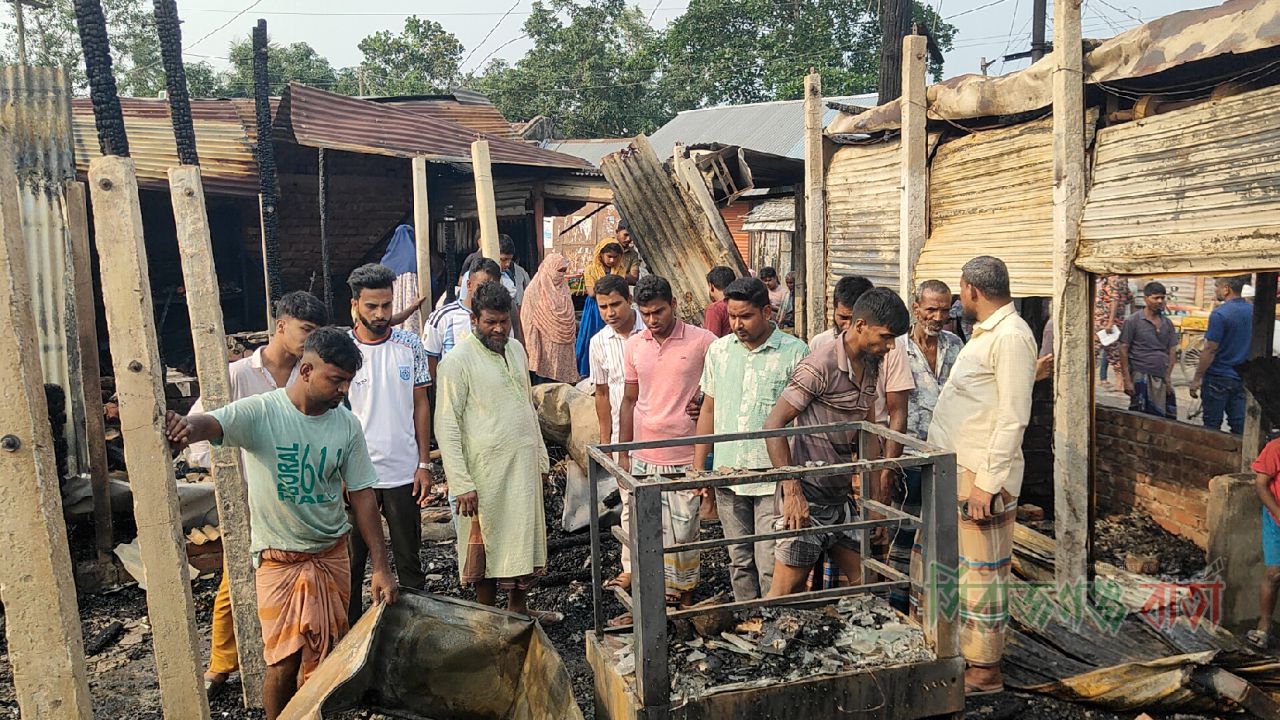 কামারখন্দে অগ্নিকাণ্ডে সাত দোকান পুড়ে ছাই 