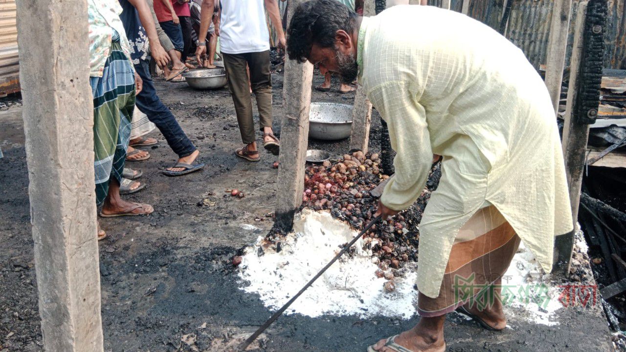 জামতৈল বাজারে আগুনে পুড়ল ৭ দোকান, প্রায় ৪০ লাখ টাকার ক্ষতি