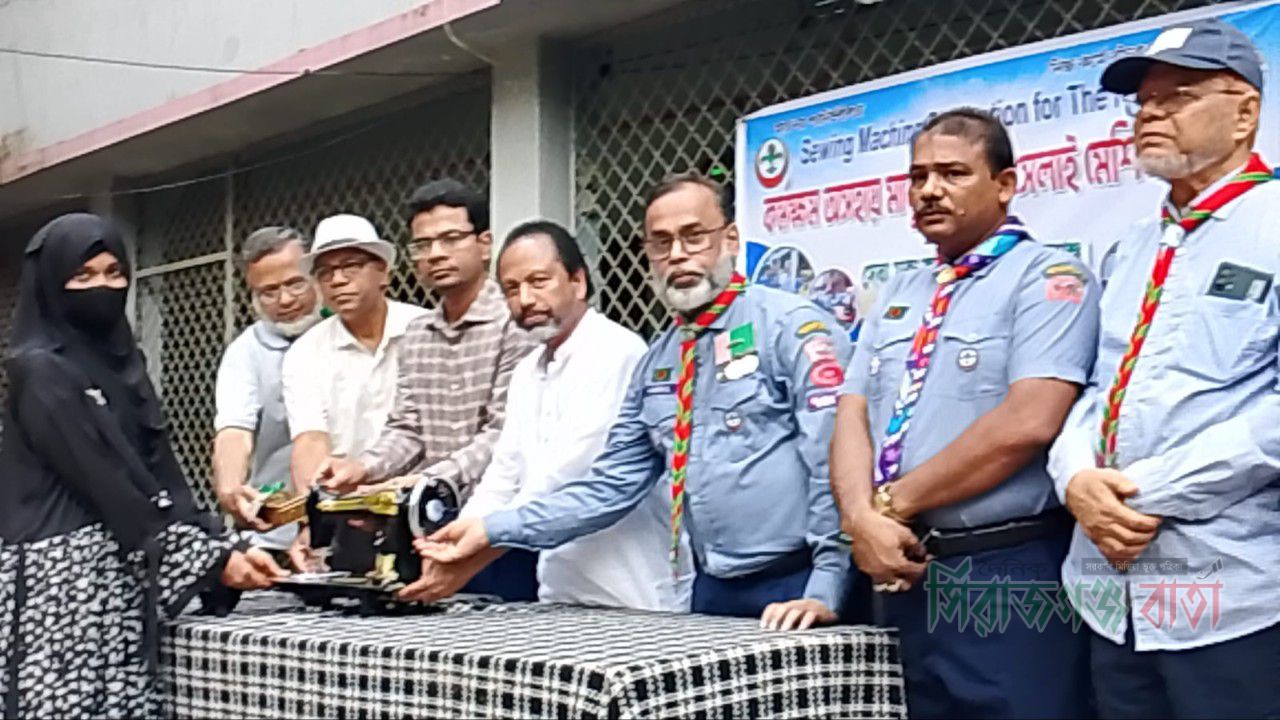 সিরাজগঞ্জে সেবা মুক্ত স্কাউট গ্রুপের সেলাই মেশিন বিতরণ
