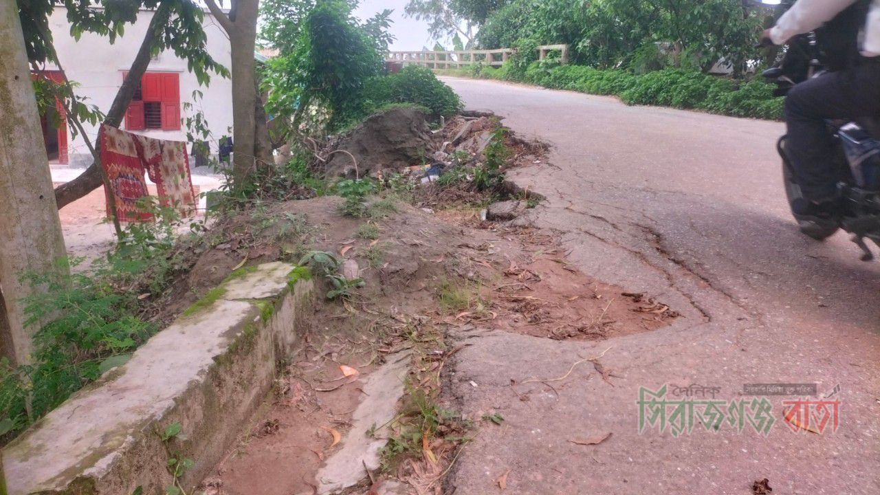 ফুলজোড় নদীর সেতুর সামনে রাস্তা বেহাল দশা, চলাচলের চরম দুর্ভোগ