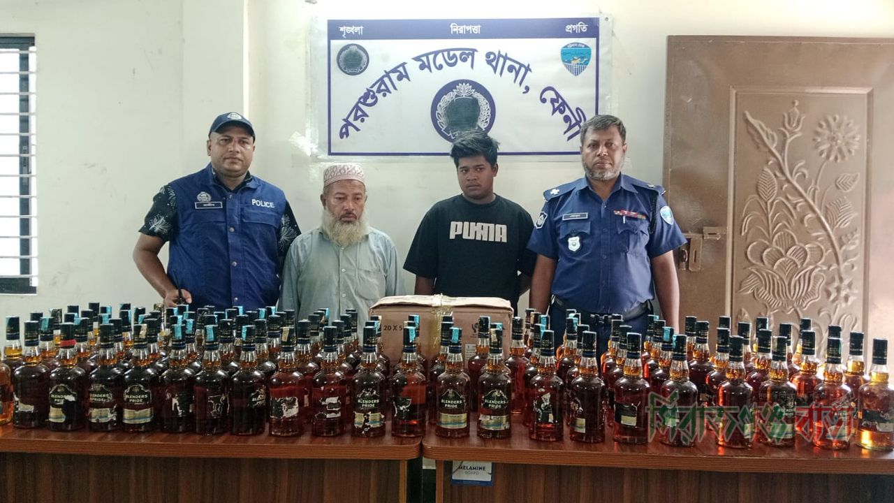 ফেনীতে অ্যাম্বুলেন্স থেকে ১১৭ বোতল ভারতীয় মদসহ আটক-২