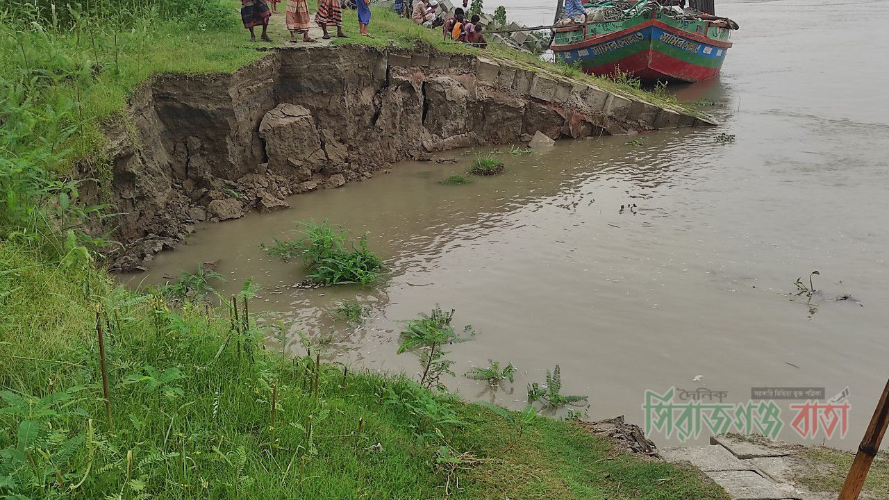 যমুনা নদীর ডান তীর রক্ষা বাঁধের ৩০ মিটার ব্লক ধসে নদীগর্ভে বিলীন 