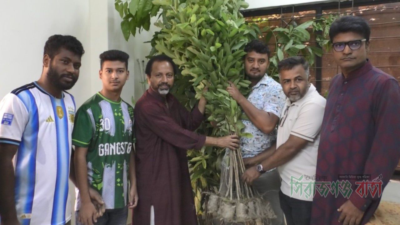প্রধানমন্ত্রীর নির্দেশে সিরাজগঞ্জে গাছের চারা বিতরণ করেন বিএনপি নেতা বাচ্চু