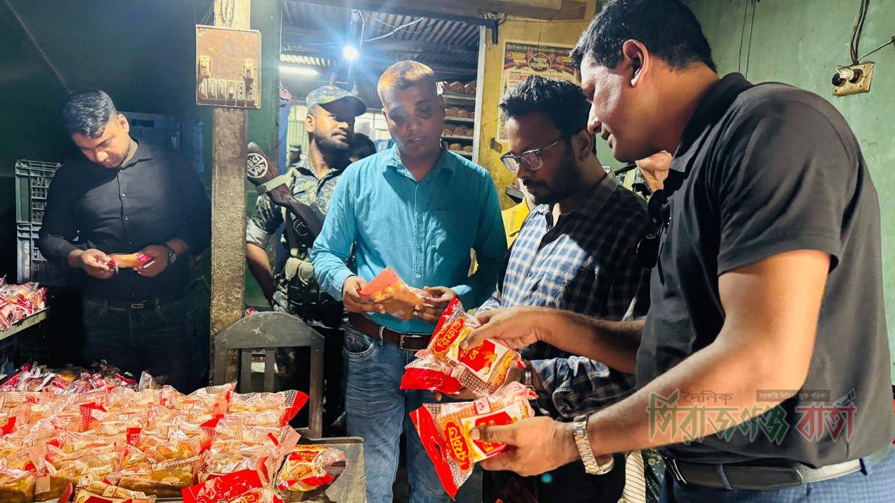 সিরাজগঞ্জে অস্বাস্থ্যকর পরিবেশে কেক ও পাউরুটি উৎপাদন করায় ভোক্তা অধিদপ্তরের জরিমানা
