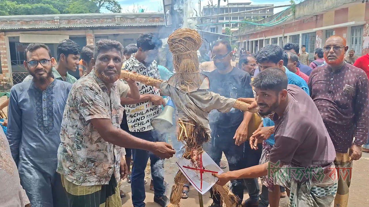 সাতক্ষীরা-৪ আসনের এমপি গাজী নজরুলের কুশপুত্তলিকা দাহ, পদত্যাগ দাবি