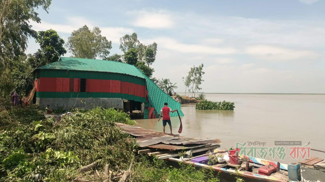 চৌহালীতে গভীর রাতে সরকারি প্রাথমিক বিদ্যালয়সহ ১২টি বসতবাড়ি নদীগর্ভে বিলীন