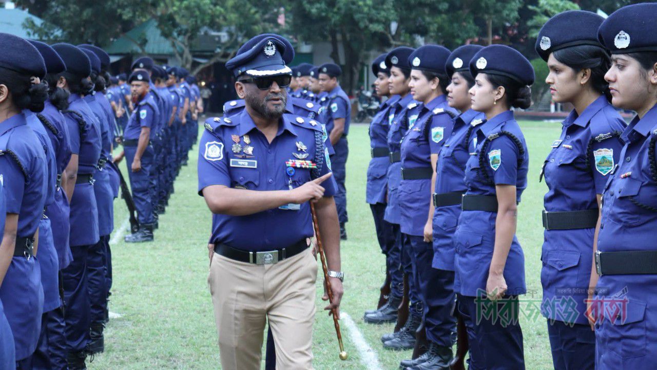সিরাজগঞ্জ জেলা পুলিশের সাপ্তাহিক মাস্টার প্যারেড অনুষ্ঠিত