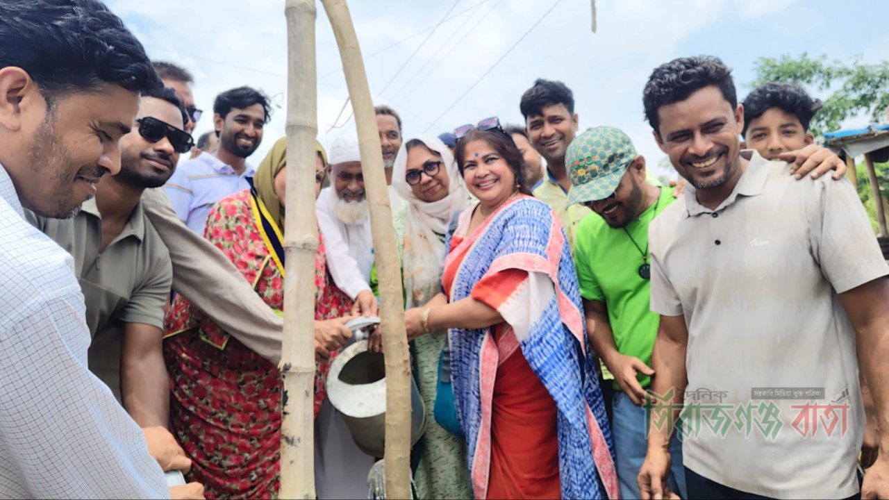 এনায়েতপুরে শতাধিক বৃক্ষ রোপনের মধ্য দিয়ে ‘কৃষ্ণ চূড়া মোড়’র যাত্রা শুরু
