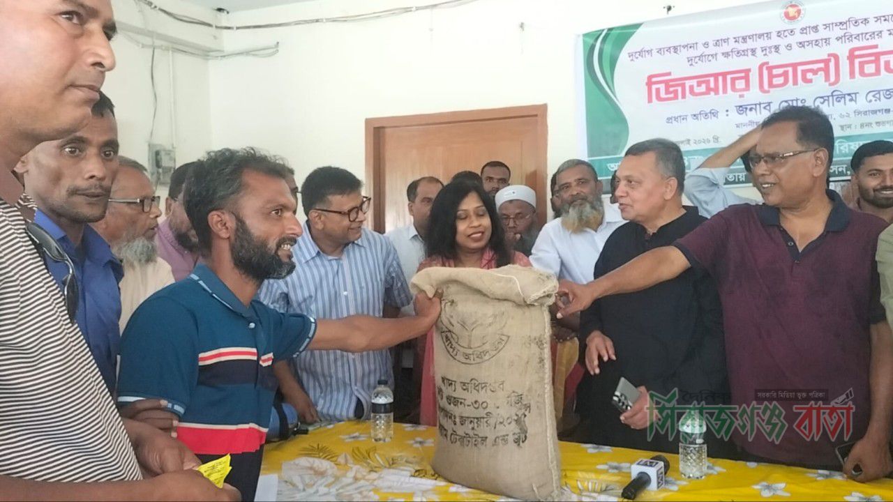 কাজিপুরে বন্যা ও নদীভাঙনে ক্ষতিগ্রস্ত পরিবারের মাঝে চাল বিতরণ