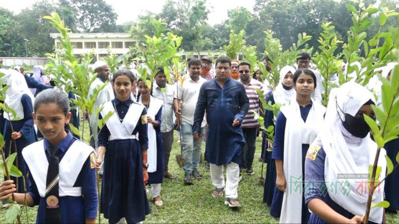 কামারখন্দে শিক্ষার্থীদের মাঝে পাঁচ হাজার গাছের চারা বিতরণ করেন কায়েস