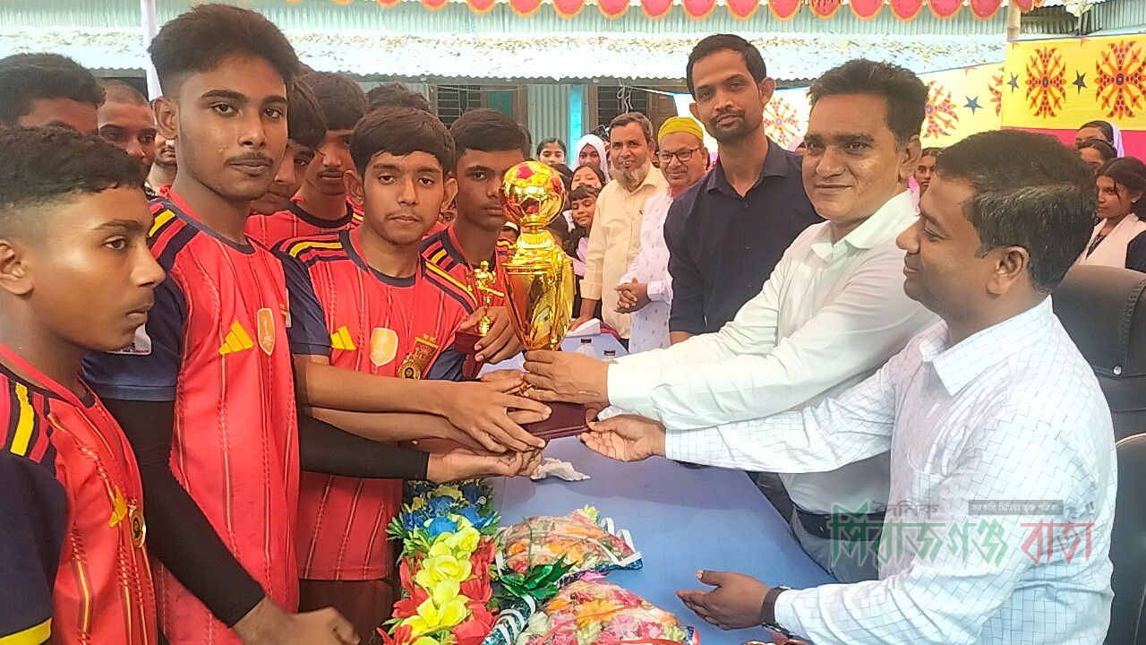 কাজিপুরে অন্য রকম বিদ্যানিকেতনের আন্তঃশ্রেণি ফুটবল টুর্নামেন্টের ফাইনাল ও পুরস্কার বিতরণ