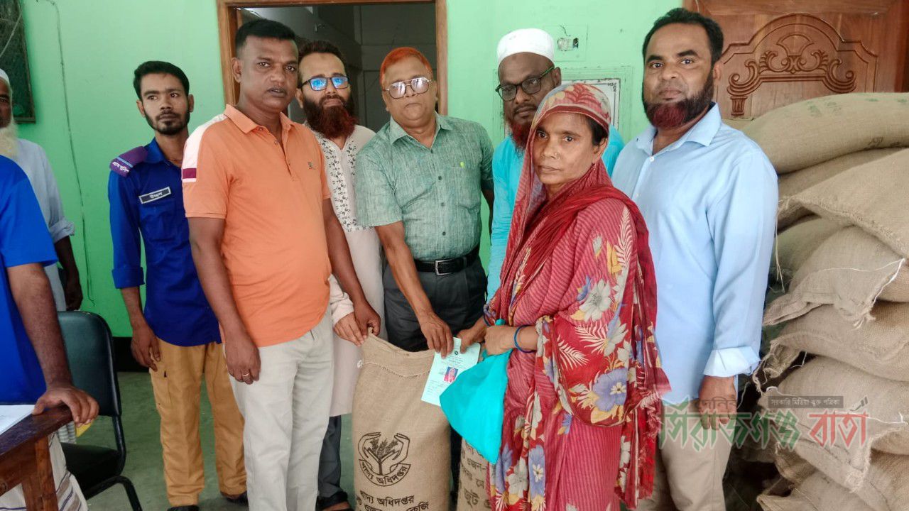 কাজিপুরে ২১৭ জন দুঃস্থ নারীর মাঝে ভিডব্লিউবি'র চাল বিতরণ