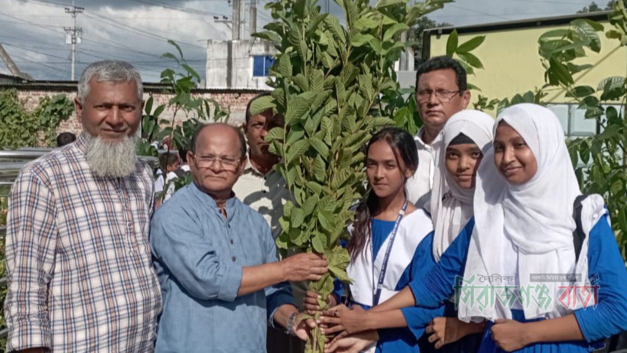 সিরাজগঞ্জে শিক্ষার্থীদের মাঝে ১৫ শতাধিক গাছের চারা বিতরণ