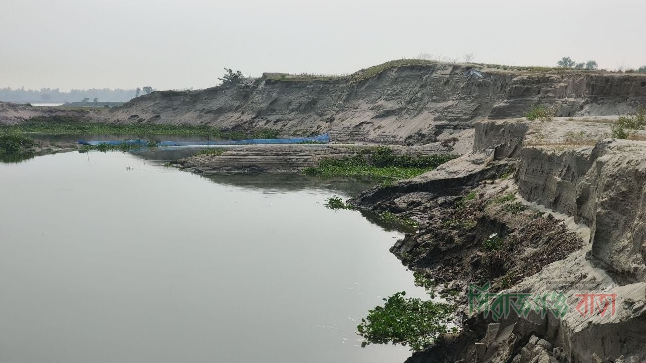 ফুলঝোড় নদীর আলোকদিয়া পয়েন্টে ড্রেজিংয়ের বালি হরিলুট, নিরব প্রশাসন